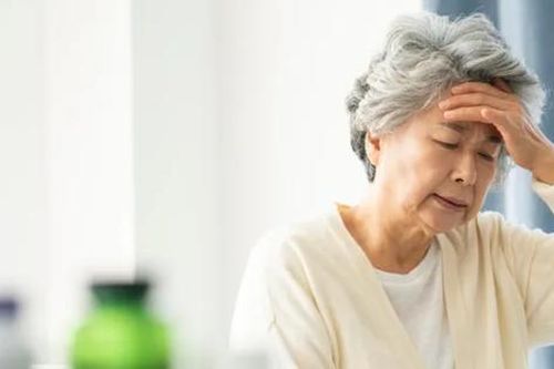 Mẹ chồng cho 10 triệu ăn Tết, tôi mang qua trả thì gặp cảnh tượng buồn