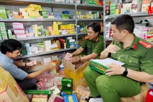 Công an Long Xuyên phát hiện điểm tập kết thuốc đông, tây y không rõ nguồn gốc