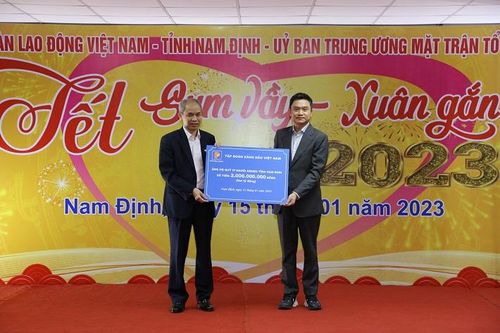 Petrolimex ủng hộ 2 tỷ đồng trong chương trình 'Tết Sum vầy - Xuân gắn kết'
