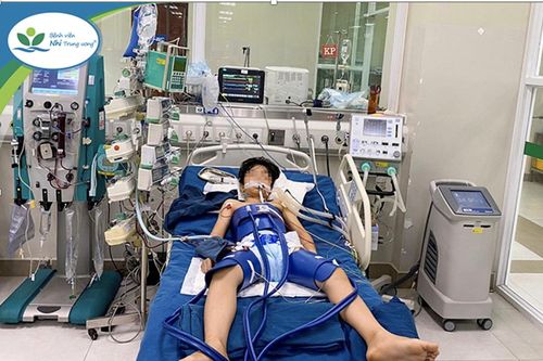 Cứu sống bé trai đột ngột ngừng tim gần 60 phút sau pha bắt bóng