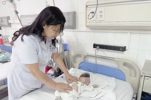 Cứu sống bé trai sinh non nặng 800 gam bị viêm phúc mạc do thủng ruột