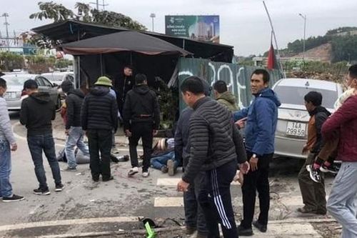 Truy tìm lái xe đâm 5 người đang sưởi ấm trên vỉa hè
