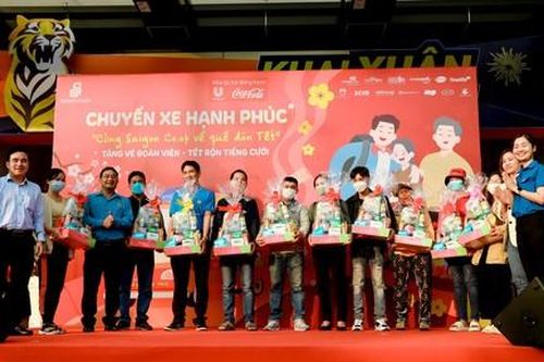 Saigon Co.op khởi hành 'Chuyến xe hạnh phúc' đưa người dân về quê đón Tết