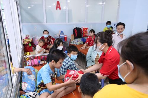Tặng quà Tết người lao động, người khó khăn