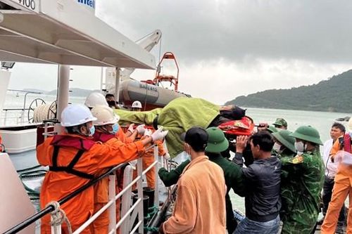 Quảng Nam: Đưa 2 người dân trên đảo Cù Lao Chàm bị tai biến vào bờ cấp cứu