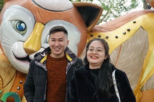 Linh vật mèo ngộ nghĩnh ở hồ Gươm thu hút nhiều người dân đến chụp ảnh