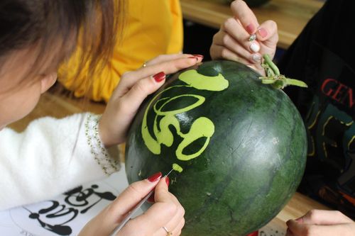 Chi nửa triệu và bỏ một ngày để học khắc dưa Tết