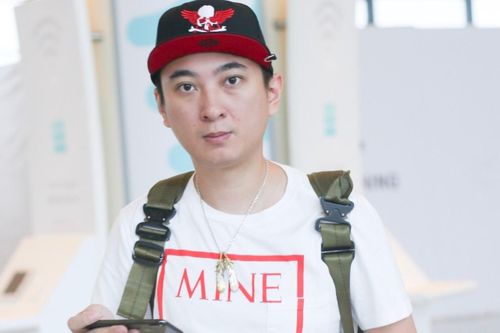 Thiếu gia Vương Tư Thông lộ diện