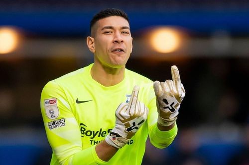 Thủ môn tuyển Philippines tỏa sáng ở FA Cup