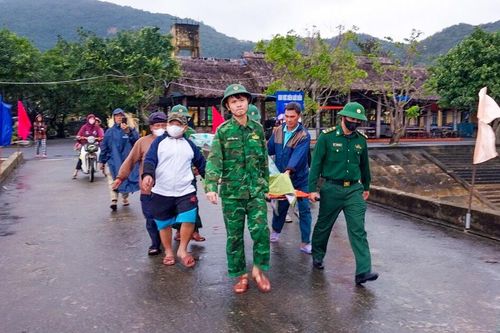 Vượt sóng đưa 2 người dân bị tai biến ở đảo Cù Lao Chàm đi cấp cứu