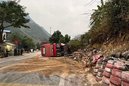 Hòa Bình: Xe khách mất phanh va chạm xe máy khiến 3 người tử vong