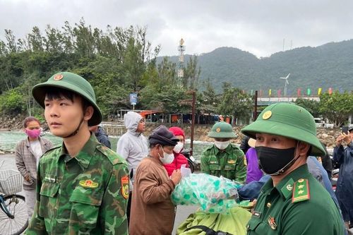 Vượt biển động đưa 2 người dân xã đảo bị tai biến đi cấp cứu