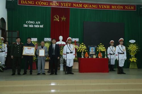 Trao bằng Tổ quốc ghi công cho thân nhân chiến sĩ công an hy sinh