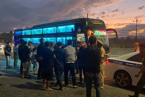 Chở quá số người quy định, tài xế tông ô tô khách vào CSGT rồi bỏ chạy hơn 30km