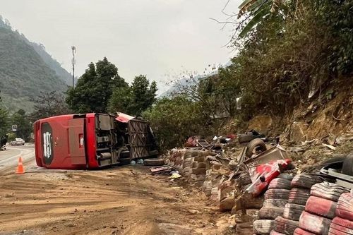 Lật xe khách khiến 2 người chết, 29 người bị thương ở Hòa Bình