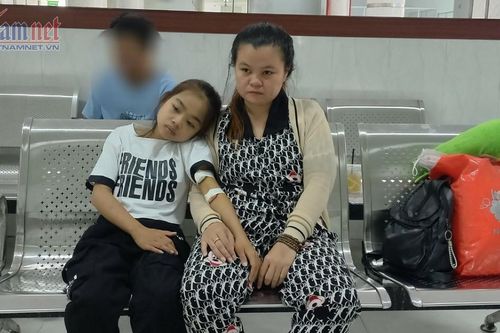 Bé Trần Hoàng Lê Vy bị suy thận mừng phát khóc vì có tiền về quê ăn Tết