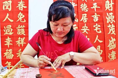 Cận Tết, gia đình Sài thành viết ngàn câu đối may mắn mỗi ngày