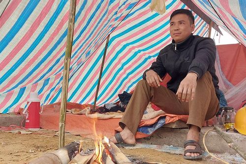 Co ro đội mưa, thương lái đốt lửa sưởi ấm ngóng khách mua sắm Tết