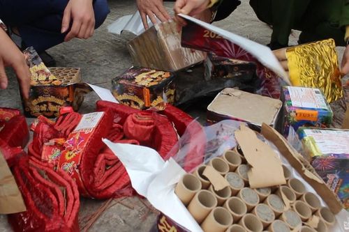 Tiêu hủy 16 kg pháo hoa, pháo tràng, pháo bánh