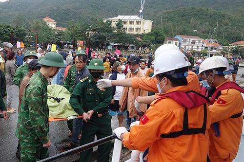 Kịp thời đưa 2 bệnh nhân bị đột quỵ trên đảo Cù Lao Chàm đang bị cô lập vào Đà Nẵng cấp cứu.