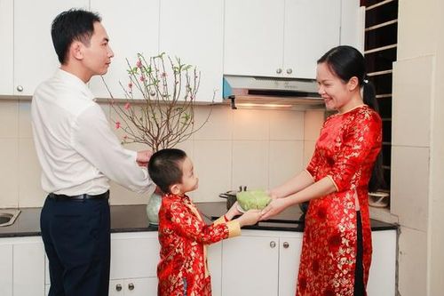 Cùng con trang trí nhà cửa, gói bánh và lưu lại khoảnh khắc đẹp đón Tết