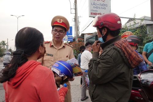 CSGT TPHCM 'tiếp sức' cho người dân về quê đón Tết