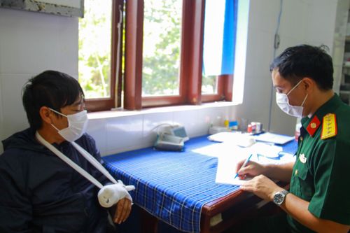 Trung tâm Y tế thị trấn Trường Sa cấp cứu ngư dân gặp nạn trên biển