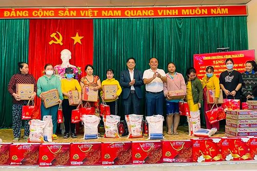 UBND TP. Nha Trang tặng quà Tết cho người dân xóm nhà chồ phường Vĩnh Nguyên
