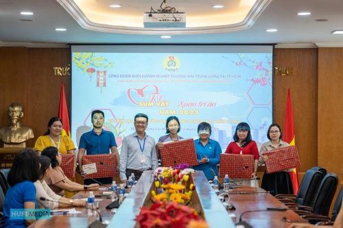 'Tết sum vầy - Xuân tri ân năm 2023' trao tặng quà đến công đoàn viên và người lao động HUFI