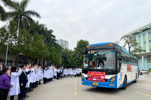 Ấm lòng những 'Chuyến xe yêu thương' Bệnh viện K chở bệnh nhân về quê ăn Tết