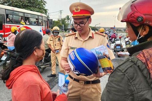 Đang về quê đón Tết, bất ngờ được CSGT phát mũ bảo hiểm, nước uống, khăn lạnh