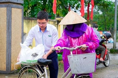 Bà con miền Trung hân hoan đón năm mới cùng hàng nghìn phần quà Tết từ Huda