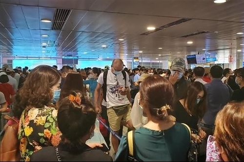 Khách quá tải ở sân bay Tân Sơn Nhất