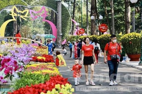 Người dân TPHCM nô nức du xuân ở Hội hoa xuân Tao Đàn