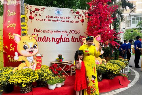 Mang Tết đến với người bệnh bằng đường hoa giữa lòng bệnh viện