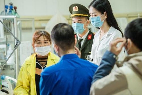 Người đẹp Miss World Việt Nam 2022 Bùi Khánh Linh giản dị khi làm thiện nguyện