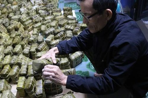 Làng bánh tét mặt trăng ở Quảng Trị nhộn nhịp dịp Tết Nguyên đán