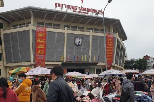 Dân đổ xô đi mua hàng xả ở chợ biên giới Móng Cái