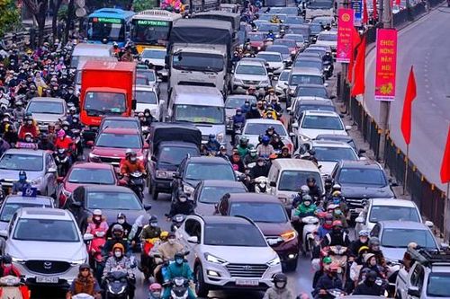 Đường phố Hà Nội sau ngày làm việc cuối cùng trước kỳ nghỉ Tết