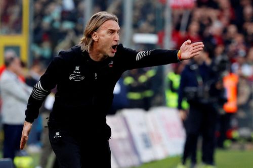 Đội Serie A bổ nhiệm lại HLV họ vừa sa thải sau 2 ngày