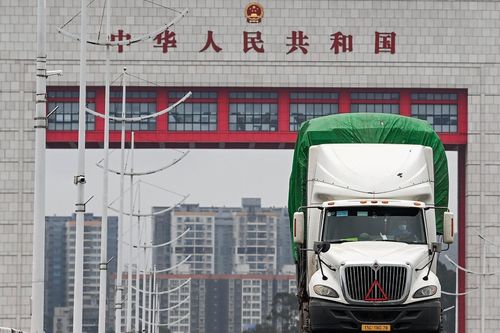 Trung Quốc dừng thông quan hàng hóa tại cửa khẩu dịp Tết