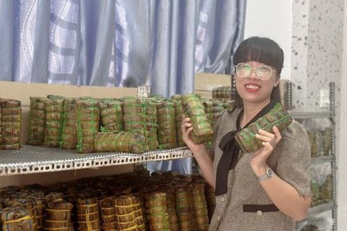 Gia đình 3 đời gói bánh Tét trứ danh, thu nhập hàng trăm triệu mỗi năm