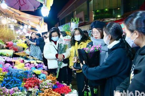 Nhộn nhịp chợ hoa Quảng An ngày cận Tết Quý Mão 2023