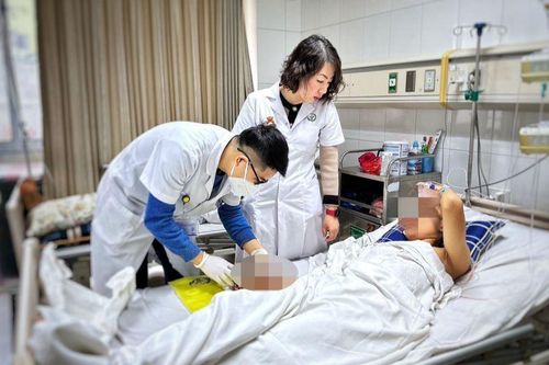 Dập nát bàn tay vì tự chế pháo để chơi Tết