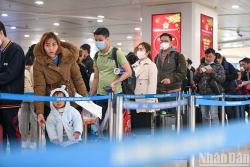 Hơn 177 nghìn lượt khách qua sân bay Nội Bài và Tân Sơn Nhất ngày 28 Tết