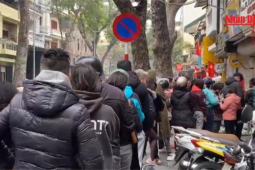 28 Tết: Người dân Hà Nội xếp hàng mua bánh chưng, giò chả
