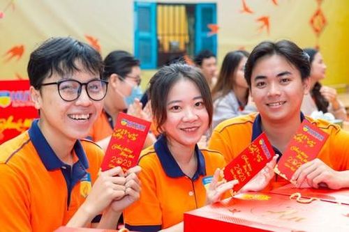 Sinh viên được 'lì xì đậm' khi ở lại đón Tết tại TP. HCM