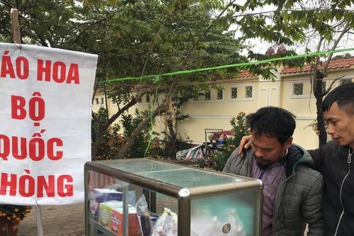 Pháo hoa 'đại hạ giá' tràn ra vỉa hè