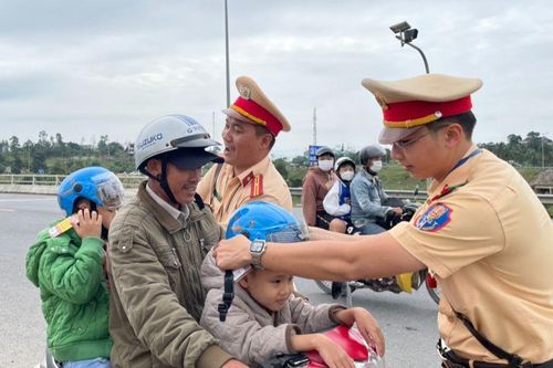 Cảnh sát giao thông Đà Nẵng 'tiếp sức' cho người dân đi xe máy về quê đón Tết