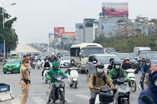 Cảnh sát phân luồng, hỗ trợ người dân về quê đón Tết